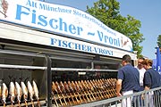 Fischer Vroni mit "Steckerlfisch"(Foto: Ingrid Grossmann)